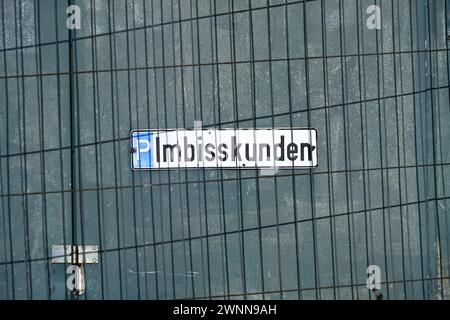 Imbisskunden-Schild hinter Gittern a Bergedorf, Amburgo, Germania *** cartello del cliente dello snack bar dietro le sbarre a Bergedorf, Amburgo, Germania Foto Stock