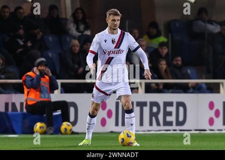 Bergamo, Italia, 3 marzo 2024. Stefan Posch (Bologna FC) in azione durante la partita di serie A tra Atalanta e Bologna allo Stadio Gewiss il 3 marzo 2024 a Bergamo. Crediti: Stefano Nicoli/Speed Media/Alamy Live News Foto Stock