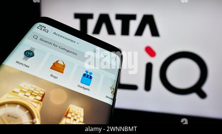 Smartphone con pagina web della società indiana di e-commerce Tata CLiQ davanti al logo aziendale. Mettere a fuoco in alto a sinistra sul display del telefono. Foto Stock