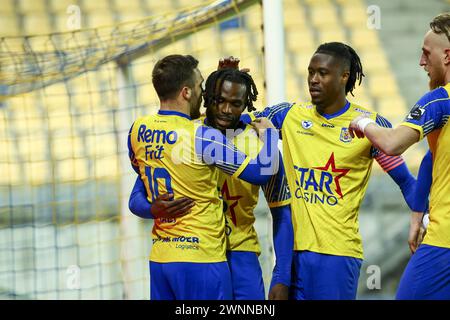 Beveren, Belgio. 3 marzo 2024. I giocatori di Beveren festeggiano dopo aver segnato durante una partita di calcio tra SK Beveren e KV Oostende, domenica 03 marzo 2024 a Beveren, il giorno 24/30 della seconda divisione del campionato belga 'Challenger Pro League' 2023-2024. BELGA FOTO DAVID PINTENS credito: Belga News Agency/Alamy Live News Foto Stock