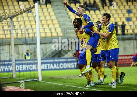 Beveren, Belgio. 3 marzo 2024. I giocatori di Beveren festeggiano dopo aver segnato durante una partita di calcio tra SK Beveren e KV Oostende, domenica 03 marzo 2024 a Beveren, il giorno 24/30 della seconda divisione del campionato belga 'Challenger Pro League' 2023-2024. BELGA FOTO DAVID PINTENS credito: Belga News Agency/Alamy Live News Foto Stock