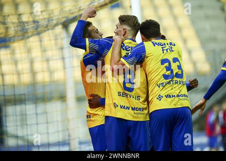 Beveren, Belgio. 3 marzo 2024. I giocatori di Beveren festeggiano dopo aver segnato durante una partita di calcio tra SK Beveren e KV Oostende, domenica 03 marzo 2024 a Beveren, il giorno 24/30 della seconda divisione del campionato belga 'Challenger Pro League' 2023-2024. BELGA FOTO DAVID PINTENS credito: Belga News Agency/Alamy Live News Foto Stock