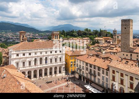 Vista di Bergamo dalla torre Campanone, che offre ai visitatori una vista mozzafiato del centro storico (città alta), della Lombardia, dell'Italia Foto Stock