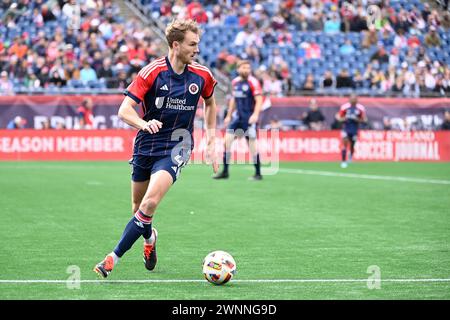 Foxborough, Massachusetts, Stati Uniti. 3 marzo 2024. Massachusetts, USA; il difensore della New England Revolution Henry Kessler (4) controlla la palla durante il primo tempo contro il Toronto FC a Foxborough Massachusetts. Credito obbligatorio Eric Canha/CSM/Alamy Live News Foto Stock