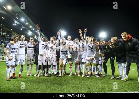 Beveren, Belgio. 3 marzo 2024. I giocatori di ostende festeggiano dopo aver vinto una partita di calcio tra SK Beveren e KV Oostende, domenica 03 marzo 2024 a Beveren, il giorno 24/30 della seconda divisione del campionato belga 'Challenger Pro League' 2023-2024. BELGA FOTO DAVID PINTENS credito: Belga News Agency/Alamy Live News Foto Stock