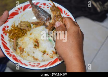 Foto di mani che tengono il cibo, persone che mangiano Foto Stock