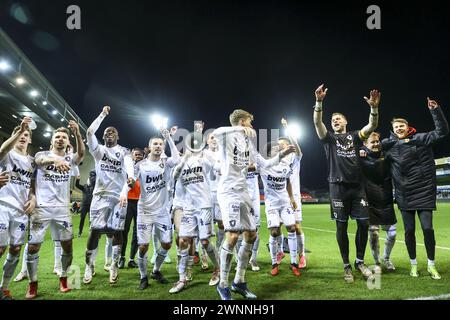 Beveren, Belgio. 3 marzo 2024. I giocatori di ostende festeggiano dopo aver vinto una partita di calcio tra SK Beveren e KV Oostende, domenica 03 marzo 2024 a Beveren, il giorno 24/30 della seconda divisione del campionato belga 'Challenger Pro League' 2023-2024. BELGA FOTO DAVID PINTENS credito: Belga News Agency/Alamy Live News Foto Stock