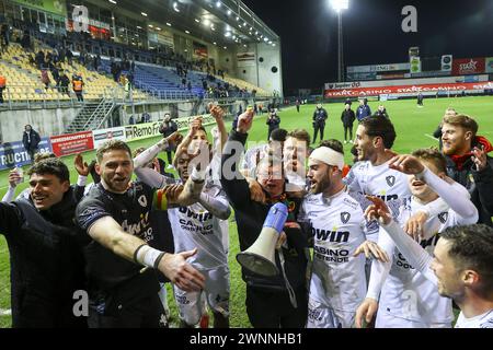 Beveren, Belgio. 3 marzo 2024. I giocatori di ostende festeggiano dopo aver vinto una partita di calcio tra SK Beveren e KV Oostende, domenica 03 marzo 2024 a Beveren, il giorno 24/30 della seconda divisione del campionato belga 'Challenger Pro League' 2023-2024. BELGA FOTO DAVID PINTENS credito: Belga News Agency/Alamy Live News Foto Stock