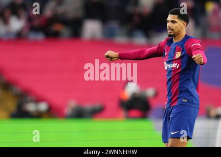 Barcellona, Spagna. 24 febbraio 2024. Ronald Araujo del FC Barcelona durante la Liga EA Sports match tra FC Barcelona e Getafe CF giocato allo stadio Lluis Companys il 24 febbraio 2024 a Barcellona, Spagna. (Foto di Bagu Blanco/PRESSINPHOTO) credito: PRESSINPHOTO SPORTS AGENCY/Alamy Live News Foto Stock