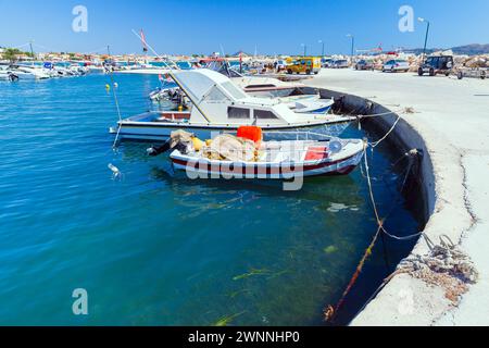 Zante, Grecia - 17 agosto 2016: Barche a motore ormeggiate nel porto turistico di Laganas in una giornata di sole Foto Stock