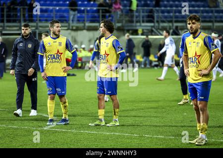 Beveren, Belgio. 3 marzo 2024. I giocatori di Beveren sembrano squalificati dopo aver perso una partita di calcio tra SK Beveren e KV Oostende, domenica 03 marzo 2024 a Beveren, il giorno 24/30 della seconda divisione del campionato belga 'Challenger Pro League' 2023-2024. BELGA FOTO DAVID PINTENS credito: Belga News Agency/Alamy Live News Foto Stock