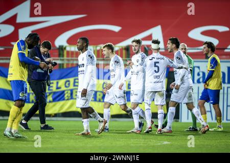 Beveren, Belgio. 3 marzo 2024. I giocatori di ostende festeggiano dopo aver vinto una partita di calcio tra SK Beveren e KV Oostende, domenica 03 marzo 2024 a Beveren, il giorno 24/30 della seconda divisione del campionato belga 'Challenger Pro League' 2023-2024. BELGA FOTO DAVID PINTENS credito: Belga News Agency/Alamy Live News Foto Stock