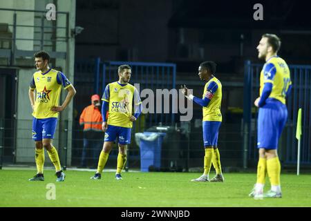 Beveren, Belgio. 3 marzo 2024. I giocatori di Beveren sembrano squalificati dopo aver perso una partita di calcio tra SK Beveren e KV Oostende, domenica 03 marzo 2024 a Beveren, il giorno 24/30 della seconda divisione del campionato belga 'Challenger Pro League' 2023-2024. BELGA FOTO DAVID PINTENS credito: Belga News Agency/Alamy Live News Foto Stock