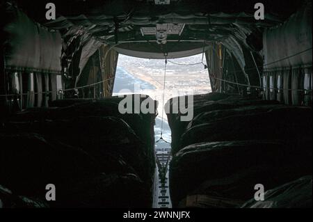 Striscia di Gaza, Israele. 2 marzo 2024. Un aereo C-130J Super Hercules della U.S. Air Force si prepara a lanciare 66 pallet di aiuti umanitari per i rifugiati palestinesi intrappolati dalla guerra israeliana contro Hamas, 2 marzo 2024, sopra la Striscia di Gaza, territori palestinesi. Un totale di 38.000 MRE sono stati sganciati da tre aerei statunitensi. Credito: TSgt. Christopher Hubenthal/US Airforce Photo/Alamy Live News Foto Stock