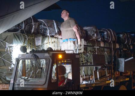 Azraq, Giordania. 1 marzo 2024. Gli aviatori della U.S. Air Force caricano pallet per aiuti umanitari nella stiva di carico di un aereo C-130J Super Hercules della U.S. Air Force presso la Muwaffaq salti Air base, 1 marzo 2024, ad Azraq, Governatorato di Zarqa, Giordania. Gli aiuti alimentari saranno lanciati in aria ai rifugiati palestinesi intrappolati dalla guerra israeliana contro Hamas. Credito: TSgt. Christopher Hubenthal/US Airforce Photo/Alamy Live News Foto Stock