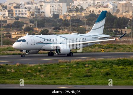 Comlux Aviation Airbus A220-100 (ACJ) (REG: 9H-220CJ) con partenza di prima mattina. Foto Stock