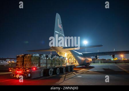 Azraq, Giordania. 1 marzo 2024. Un trasporto merci dell'esercito statunitense carica pallet umanitari nella stiva di carico di un aereo C-130J Super Hercules della U.S. Air Force presso la Muwaffaq salti Air base, 1 marzo 2024, ad Azraq, Governatorato di Zarqa, Giordania. Gli aiuti alimentari saranno lanciati in aria ai rifugiati palestinesi intrappolati dalla guerra israeliana contro Hamas. Credito: TSgt. Christopher Hubenthal/US Airforce Photo/Alamy Live News Foto Stock