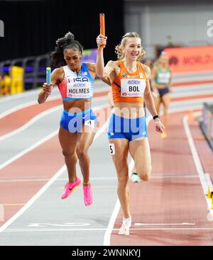 La olandese Femke Bol celebra l'oro nella staffetta 4x400 m femminile durante il terzo giorno dei Campionati mondiali di atletica indoor all'Emirates Arena di Glasgow. Data foto: Domenica 3 marzo 2024. Foto Stock