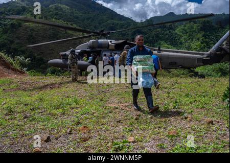 Mina Zorra, Panama. 29 febbraio 2024. I soldati degli Stati Uniti e del Panama Army scaricano cibo e materiali strutturali da un elicottero UH-60 Blackhawk durante l'esercitazione PANAMAX, 29 febbraio 2024 vicino a Mina Zorra, Panama, 29 febbraio 2024. Durante l'esercitazione il 1-228th Aviation Regiment ha trasportato oltre 500 mila libbre di attrezzature, tra cui cibo e rifornimenti, nonché team medico per la cura dei residenti locali. Credito: TSgt. Nick Erwin/US Army/Alamy Live News Foto Stock