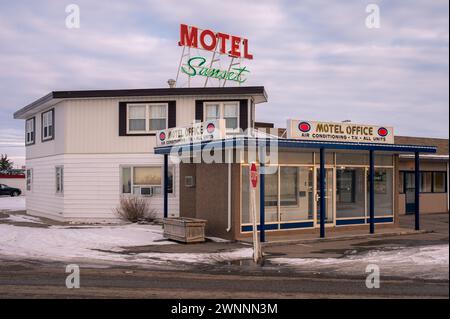 Fort MacLeod, Alberta - 18 febbraio 2024: Il caratteristico Motel Sunset a Fort MacLeod. Foto Stock