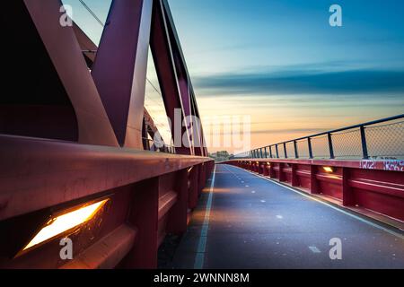Percorso ciclabile sul ponte ferroviario architettonico di Hanzeboog che attraversa il fiume "De IJssel" vicino alla capitale Zwolle Foto Stock