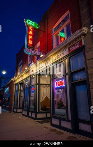 Fort MacLeod, Alberta - 18 febbraio 2024: Ristorante Silver Grill nel centro di Fort MacLeod. Foto Stock