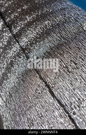 Materiale isolante in rotolo per la vendita in magazzino. Grandi rotoli in polietilene laminato in alluminio termico per rivestire case ed edifici da realizzare Foto Stock