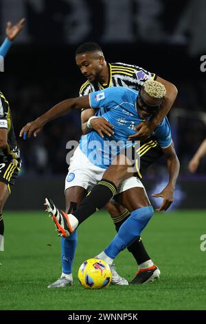 Napoli, Italia. 3 marzo 2024. Foto Alessandro Garofalo/LaPresse 03 marzo 2024 Napoli, Italia sport calcio Napoli vs Juventus - Campionato di calcio serie A TIM 2023/2024 - stadio Diego Armando Maradona nella foto: Victor Osimhen (SSC Napoli); Bremer (Juventus FC); 3 marzo 2024 Napoli, Italia calcio sportivo Napoli vs Juventus - Campionato Italiano di calcio A TIM 2023/2024 - stadio Diego Armando Maradona. Nella foto: Victor Osimhen (SSC Napoli); Bremer (Juventus FC); credito: LaPresse/Alamy Live News Foto Stock