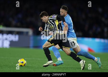 Napoli, Italia. 3 marzo 2024. Amir Rrahmani, difensore del Kossovari del Napoli, sfida per il pallone con l'attaccante italiano della Juventus Federico Chiesa durante la partita di serie A tra il Napoli e la Juventus allo stadio Diego Armando Maradona di Napoli, il 3 marzo 2023. Credito: Agenzia fotografica indipendente/Alamy Live News Foto Stock