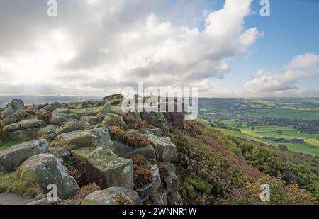 Affioramento roccioso e paesaggio nel Derbyshire, Regno Unito Foto Stock