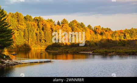 Dorwin Chute, Canada: Ottobre 25 2021: Colorato scenario autunnale di Dorwin Chute in Quebec Foto Stock