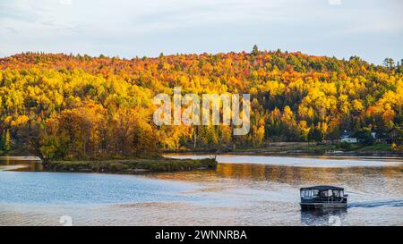 Dorwin Chute, Canada: Ottobre 25 2021: Colorato scenario autunnale di Dorwin Chute in Quebec Foto Stock