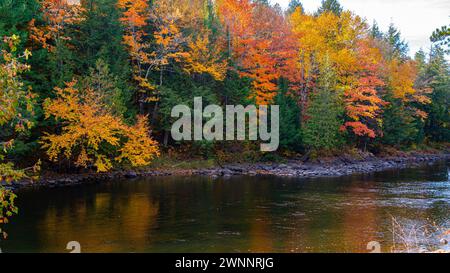 Dorwin Chute, Canada: Ottobre 25 2021: Colorato scenario autunnale di Dorwin Chute in Quebec Foto Stock