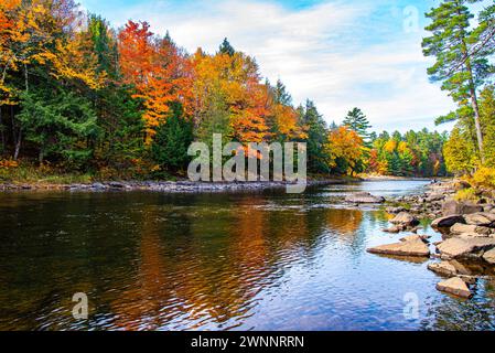 Dorwin Chute, Canada: Ottobre 25 2021: Colorato scenario autunnale di Dorwin Chute in Quebec Foto Stock