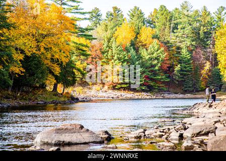 Dorwin Chute, Canada: Ottobre 25 2021: Colorato scenario autunnale di Dorwin Chute in Quebec Foto Stock