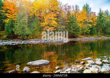 Dorwin Chute, Canada: Ottobre 25 2021: Colorato scenario autunnale di Dorwin Chute in Quebec Foto Stock