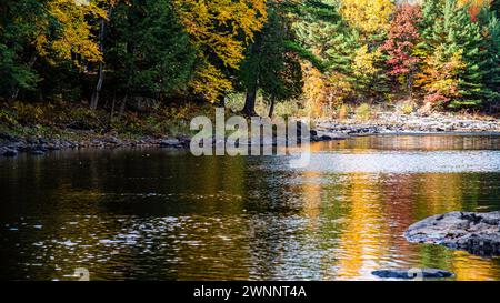 Dorwin Chute, Canada: Ottobre 25 2021: Colorato scenario autunnale di Dorwin Chute in Quebec Foto Stock