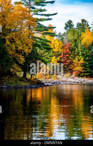 Dorwin Chute, Canada: Ottobre 25 2021: Colorato scenario autunnale di Dorwin Chute in Quebec Foto Stock