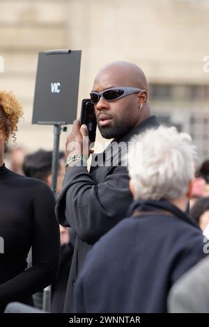 Des Stars de la K-Pop , du rap, un Champion du monde de de judo, sont venus au show Balenciaga à Paris. Les fans étaient nombreux à l'extérieur Foto Stock