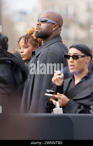 Des Stars de la K-Pop , du rap, un Champion du monde de de judo, sont venus au show Balenciaga à Paris. Les fans étaient nombreux à l'extérieur Foto Stock