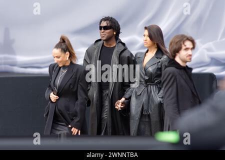 Des Stars de la K-Pop , du rap, un Champion du monde de de judo, sont venus au show Balenciaga à Paris. Les fans étaient nombreux à l'extérieur Foto Stock