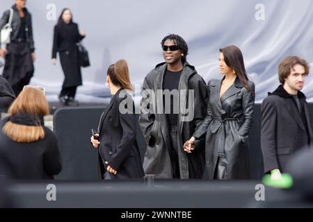 Des Stars de la K-Pop , du rap, un Champion du monde de de judo, sont venus au show Balenciaga à Paris. Les fans étaient nombreux à l'extérieur Foto Stock