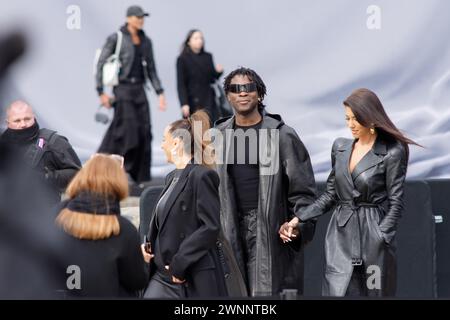 Des Stars de la K-Pop , du rap, un Champion du monde de de judo, sont venus au show Balenciaga à Paris. Les fans étaient nombreux à l'extérieur Foto Stock