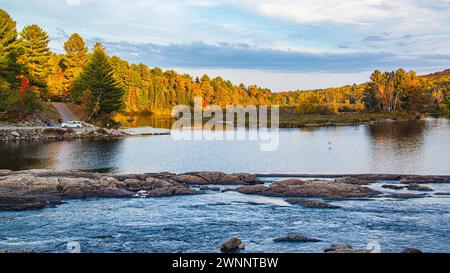 Dorwin Chute, Canada: Ottobre 25 2021: Colorato scenario autunnale di Dorwin Chute in Quebec Foto Stock