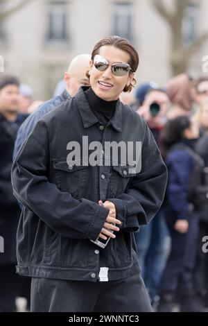 Des Stars de la K-Pop , du rap, un Champion du monde de de judo, sont venus au show Balenciaga à Paris. Les fans étaient nombreux à l'extérieur Foto Stock