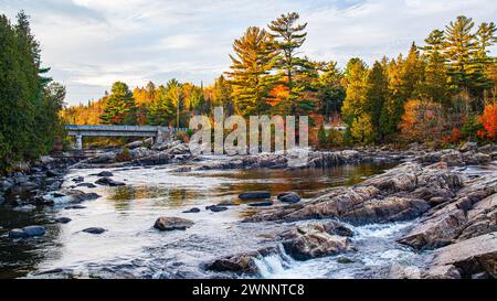 Dorwin Chute, Canada: Ottobre 25 2021: Colorato scenario autunnale di Dorwin Chute in Quebec Foto Stock