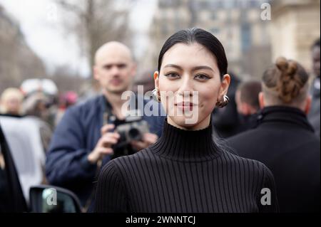 Des Stars de la K-Pop , du rap, un Champion du monde de de judo, sont venus au show Balenciaga à Paris. Les fans étaient nombreux à l'extérieur Foto Stock