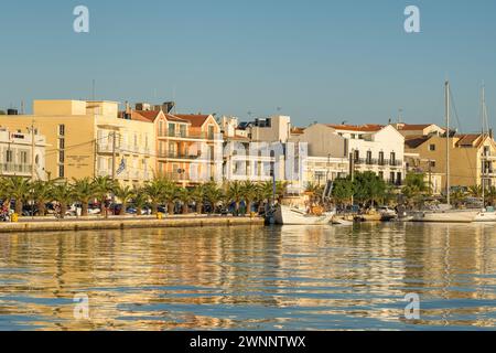 Lungomare della città di Argostoli sull'isola di Cefalonia, Mar Ionio, Grecia Foto Stock