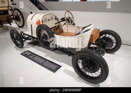 Bianco vintage Austro Daimler ADS R Sascha 1922, esposizione di auto sportive Porsche Museum, stile retrò Oldtimer, passione automobilistica, storia industriale automobilistica Foto Stock