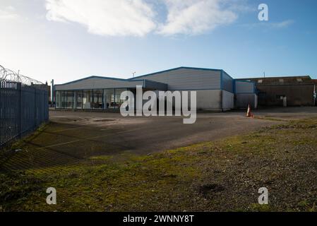 Il garage abbandonato East Road il sito proposto per il nuovo superstore Aldi a Egremont West cumbria Foto Stock